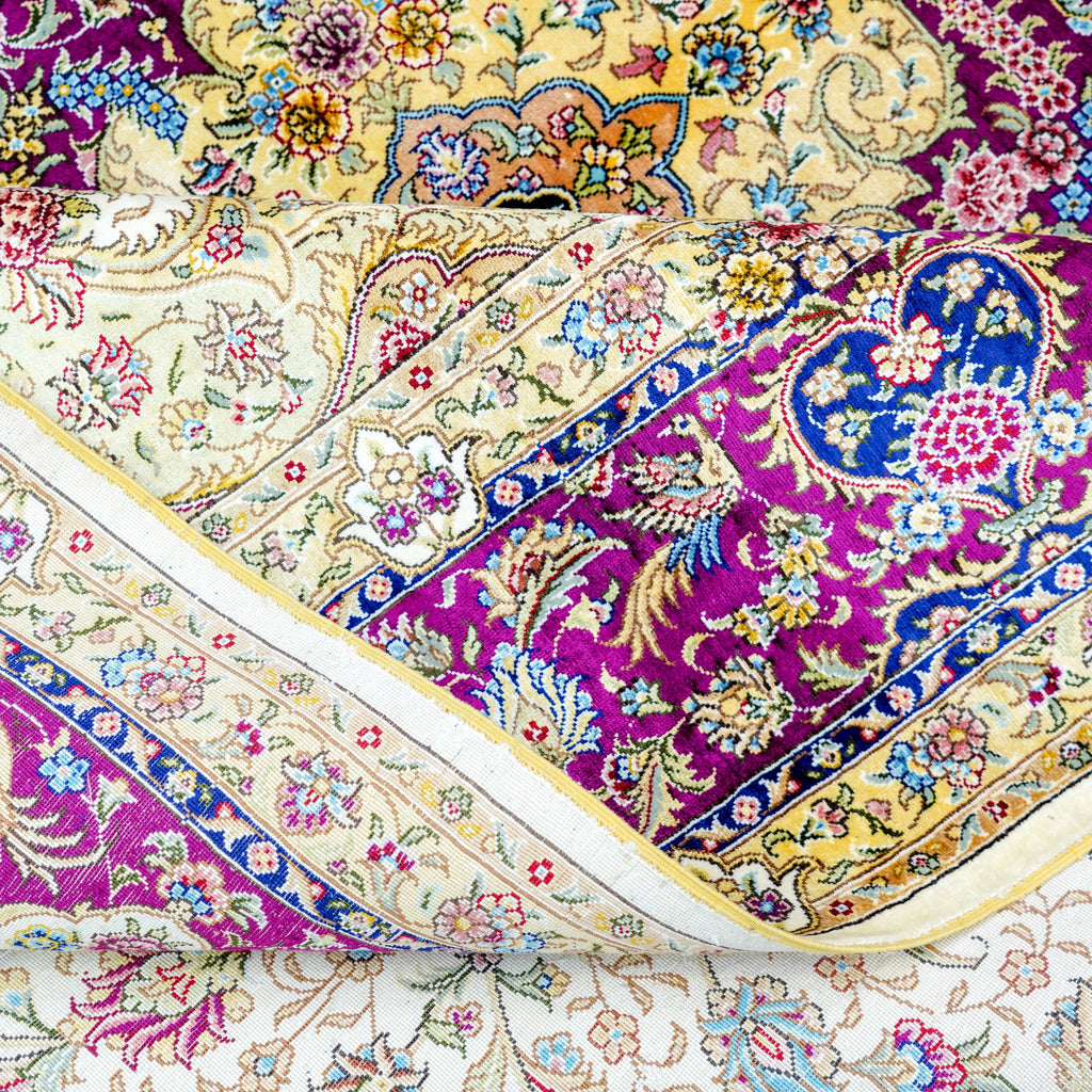End fold of Ivory Medallion Burgundy Rug